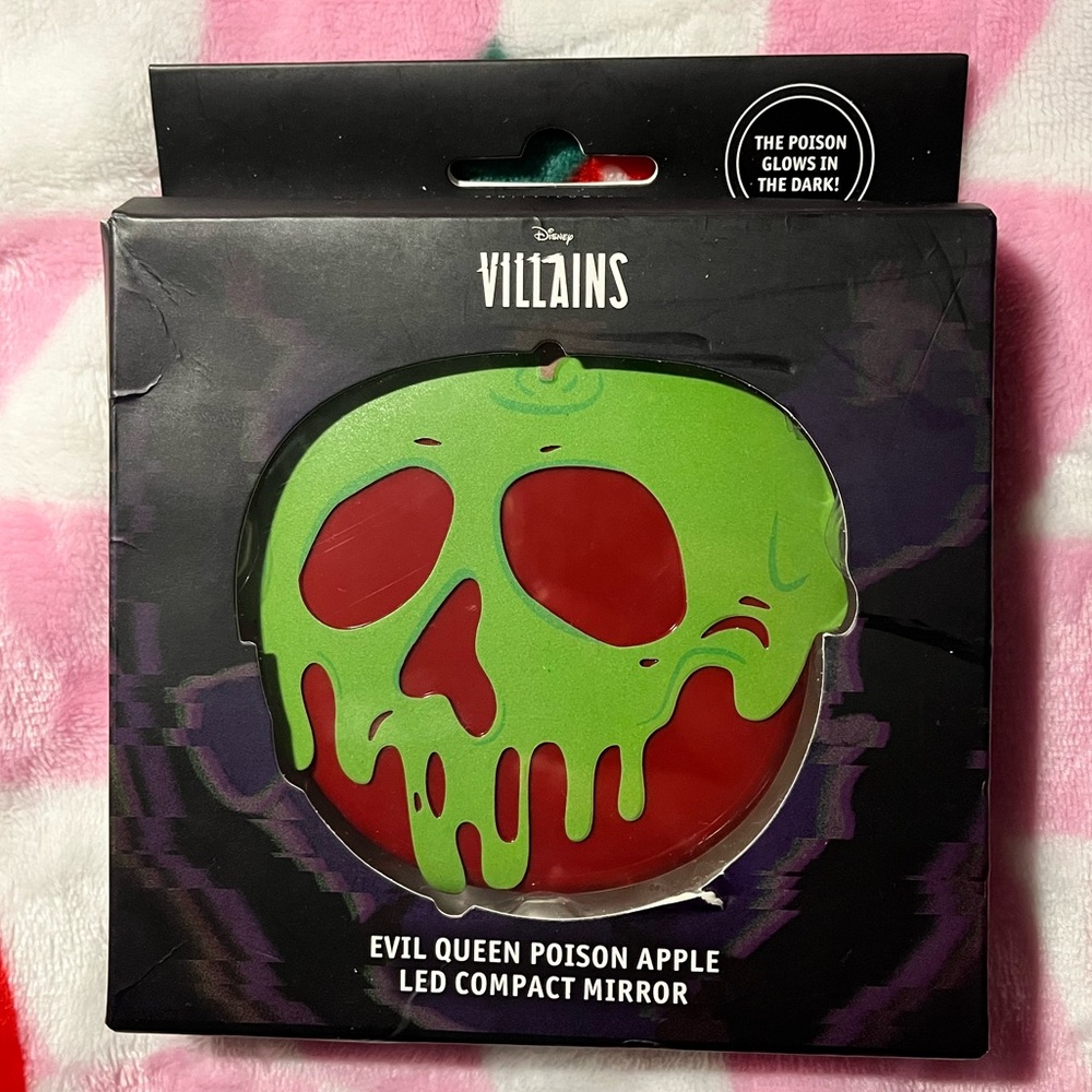 IMPRESSIONS VANITY EVIL QUEEN POISON APPLE LED COMPACT MIRROR